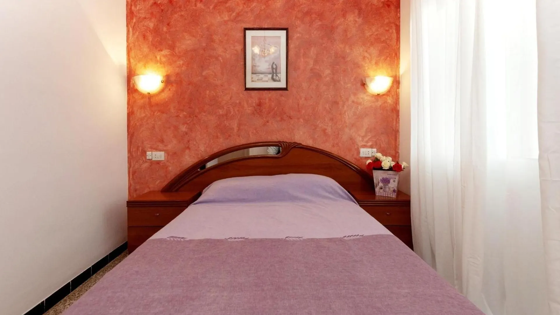Comfortable Apartment In Roses With Canal View