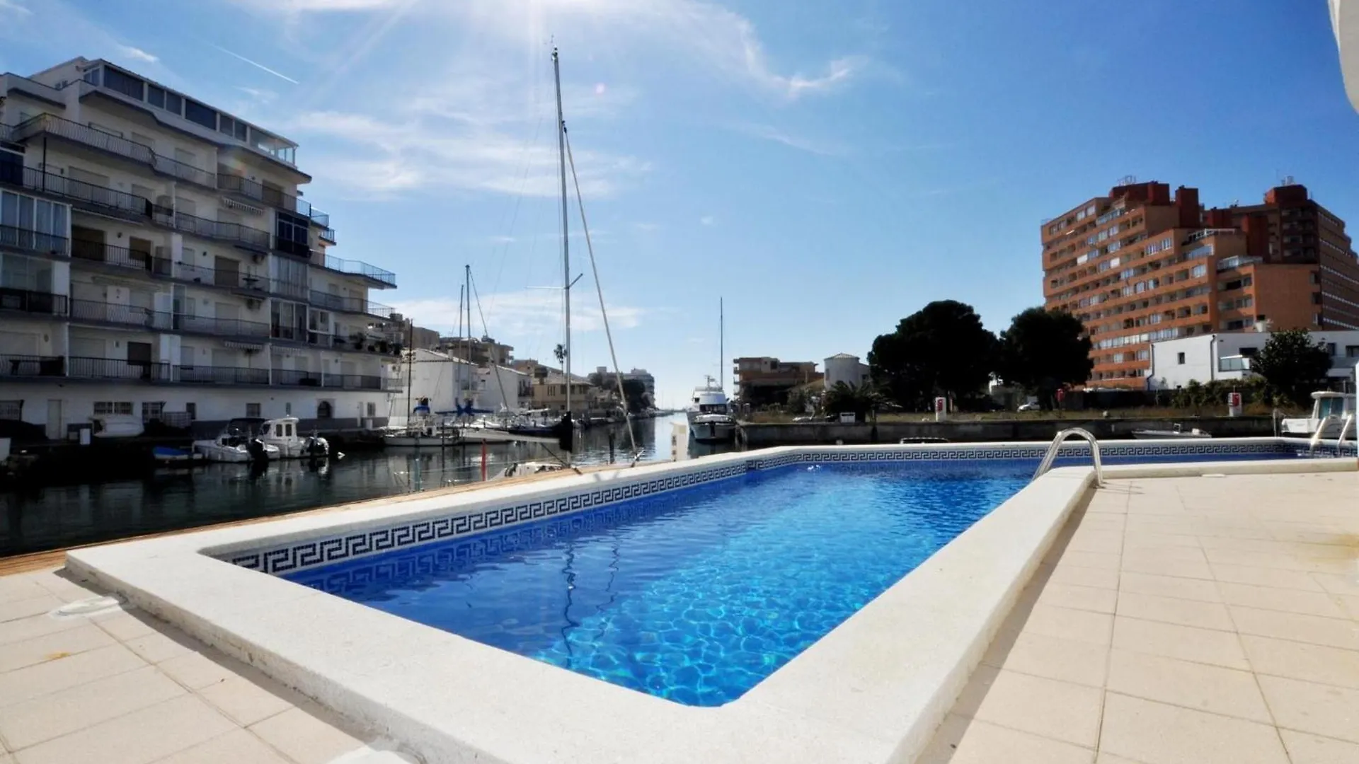 Comfortable Apartment In Roses With Canal View