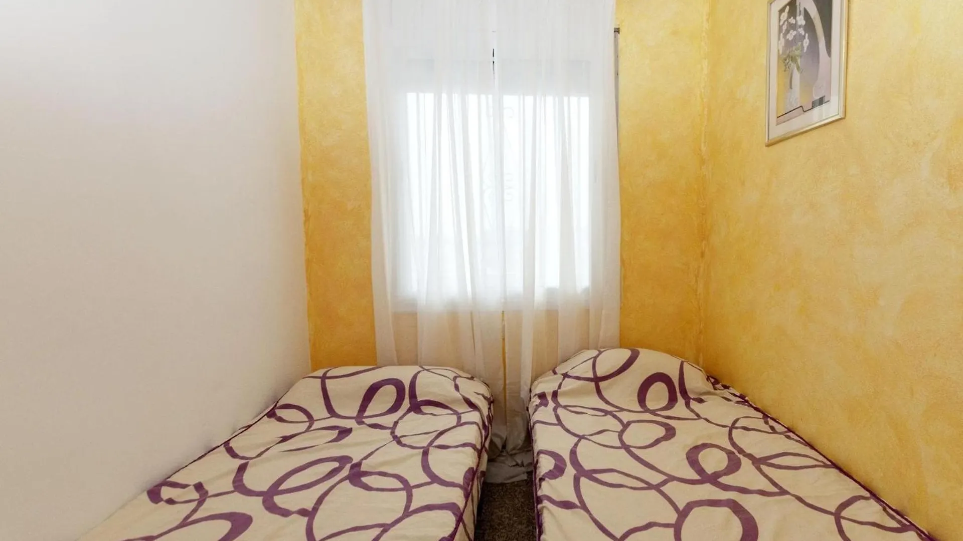 Comfortable Apartment In Roses With Canal View